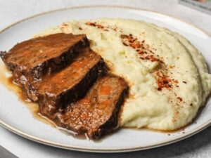 CARNE MECHADA CON PURE
