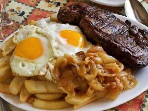 LOMO DE CERDO CON PURE Y ENSALADA